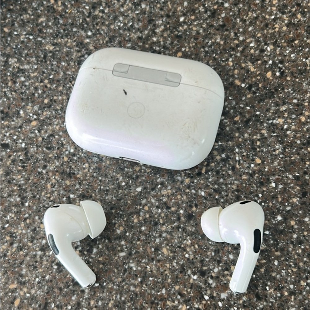 Apple White Wireless Earbuds with Charging Case